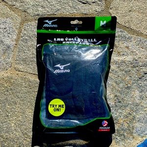New MIZUNO volleyball knee pads size MED unisex.